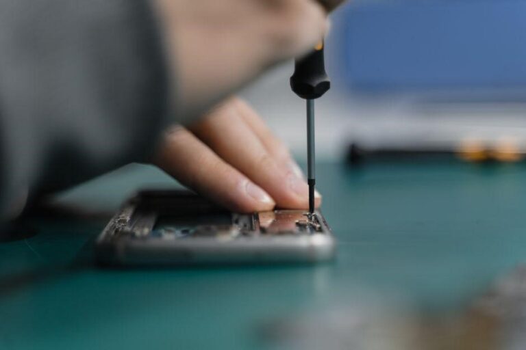 The Benefits of Choosing Local Experts for Your Phone and Tablet Repairs